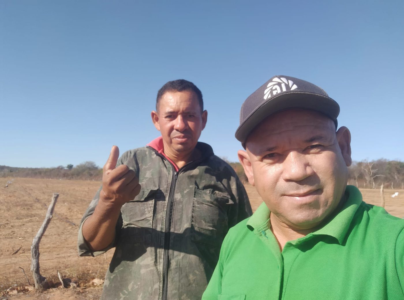 Consultor da Renovar com produtor no campo